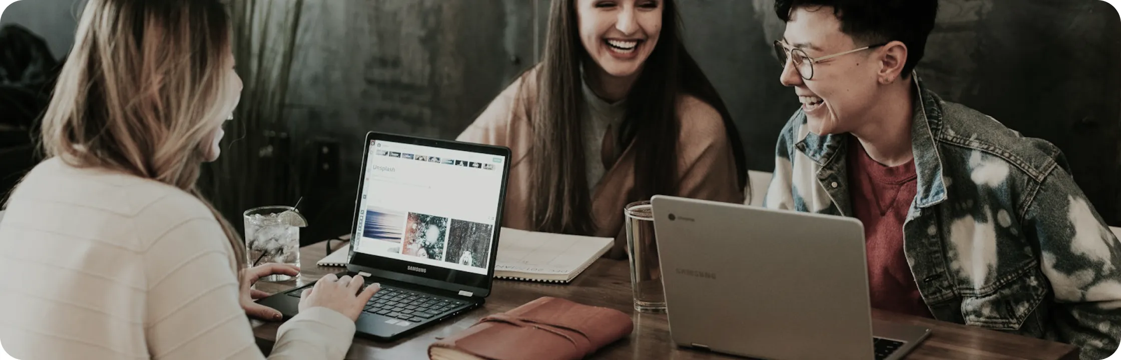 Persone che collaborano al lavoro davanti a un laptop